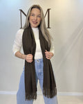 Cachecol feminino em cashmere marrom com franjas