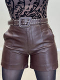 Short em Courino Importado com Cinto e Bolsos