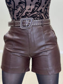 Short em Courino Importado com Cinto e Bolsos