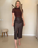 Saia Midi Jeans Resinada com Fenda em café, vista frontal