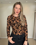 Blusa de tule caramelo com estampa floral em alto relevo preto, vista frontal com mangas longas e parte superior ajustada