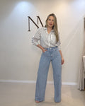 Calça Lavagem Clara com pontos brilhantes na frente, vista frontal completa