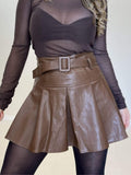 Short Saia Plissada em Courino com Cinto