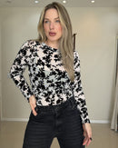 Blusa de tule off-white claro com padrão floral em veludo preto, vista frontal com mangas compridas e caimento justo