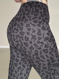 Legging Savana Animal Print preta em foto de catálogo
